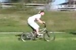 Amateurvideo - Kopf vs Schild - dummer Biker